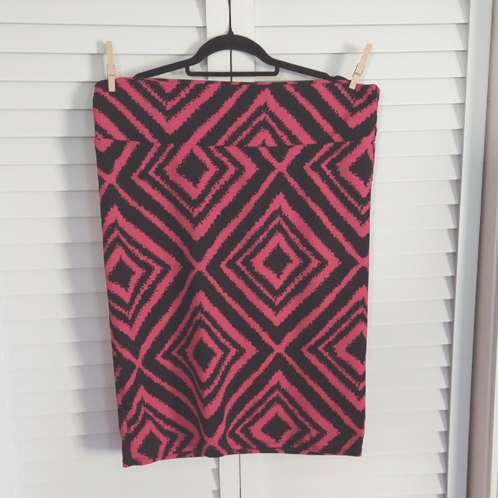 LuLaRoe Skirt, Size 2XL, Hot Pink & Black Diamond Pattern, Stretch Poly/Spandex‎